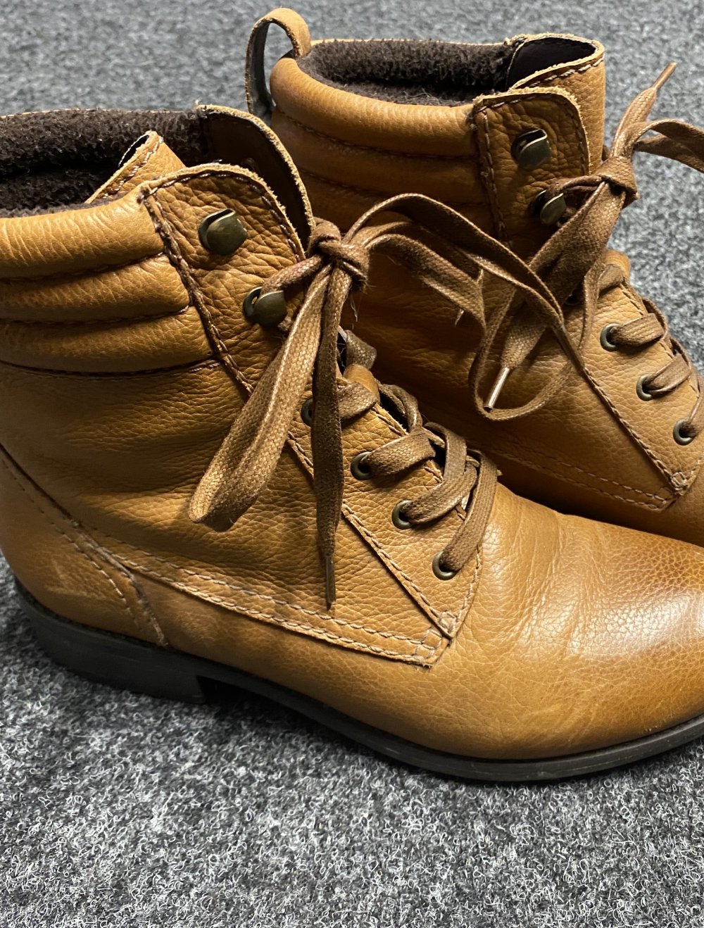 Braune Schnürboots
