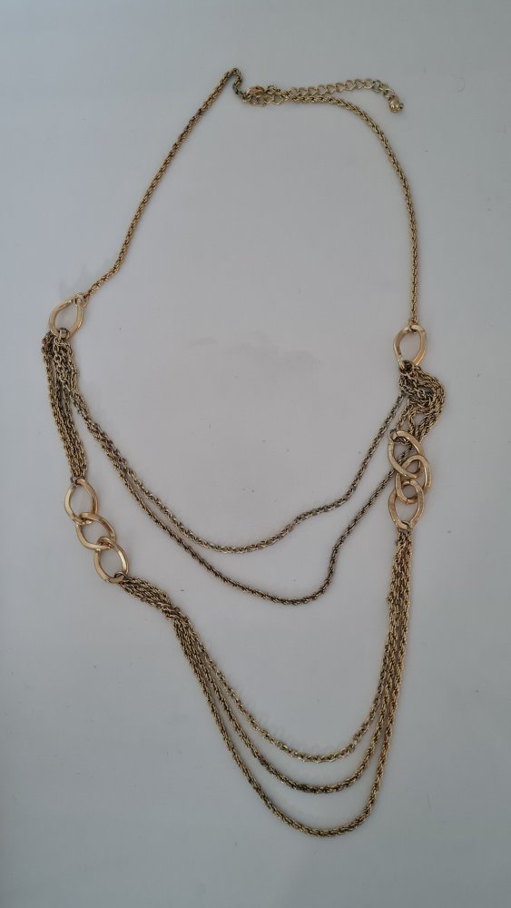 Lange goldene Gliederkette