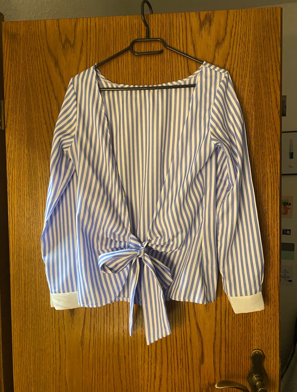 Blau weiß gestreifte Bluse mit Rückenausschnitt