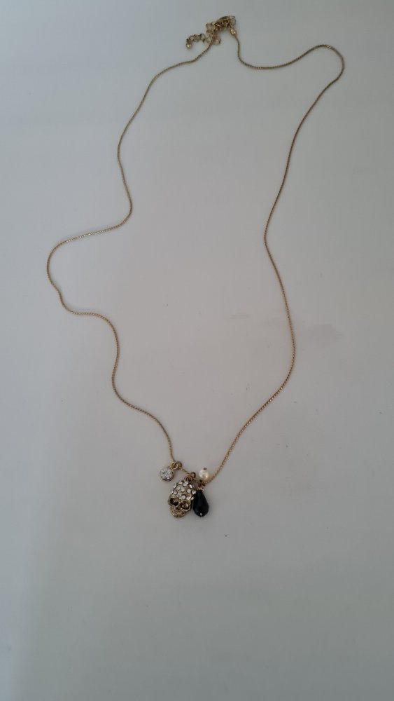 Lange goldene Kette mit Totenkopf-Anhänger