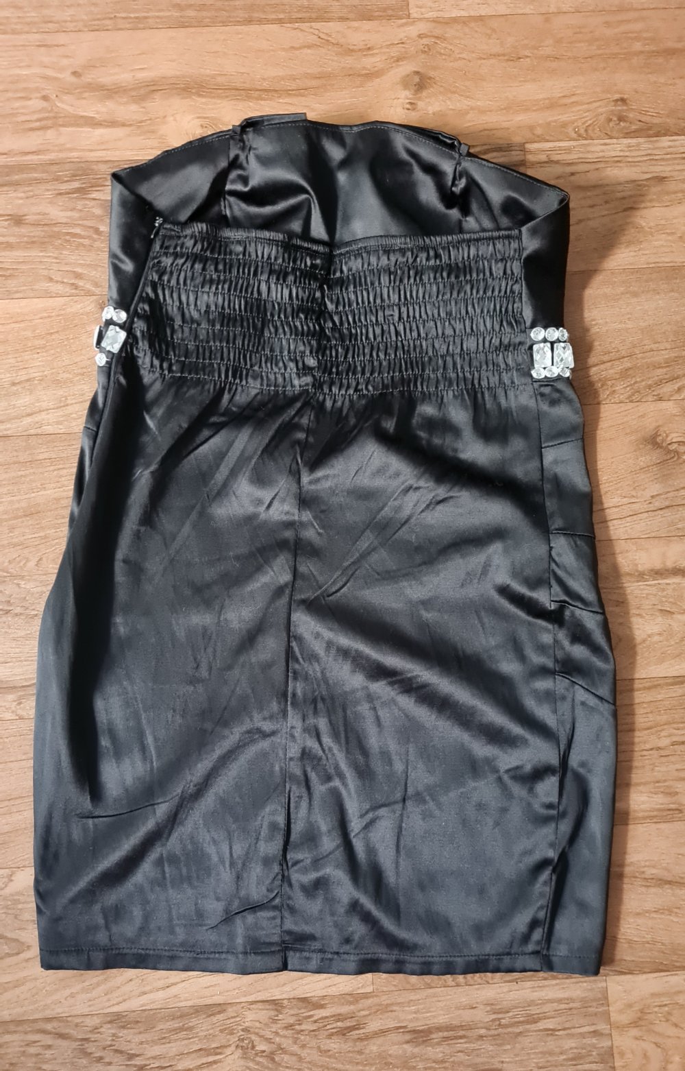 Schwarzes trägerloses Kleid 