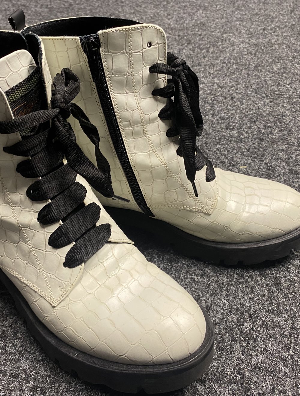 Weiße Boots mit Snakeprint