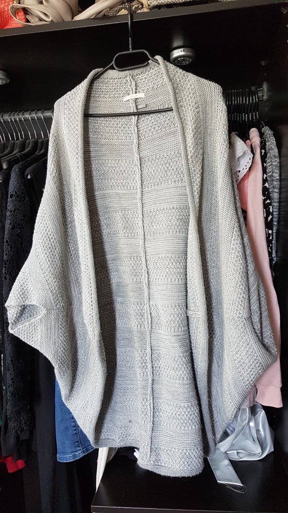 Grauer Poncho/Cape 