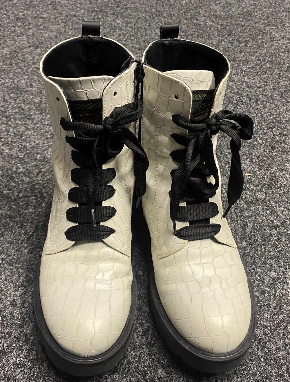 Weiße Boots mit Snakeprint