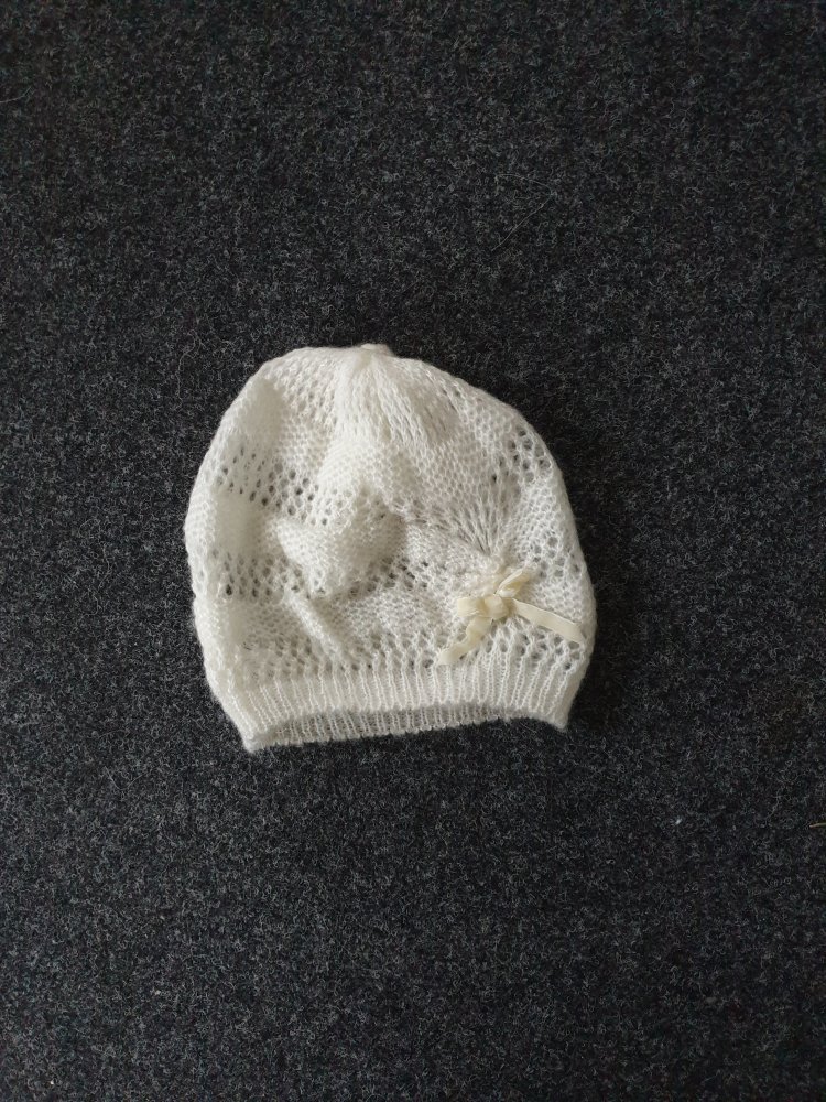 Weiße Strickmütze