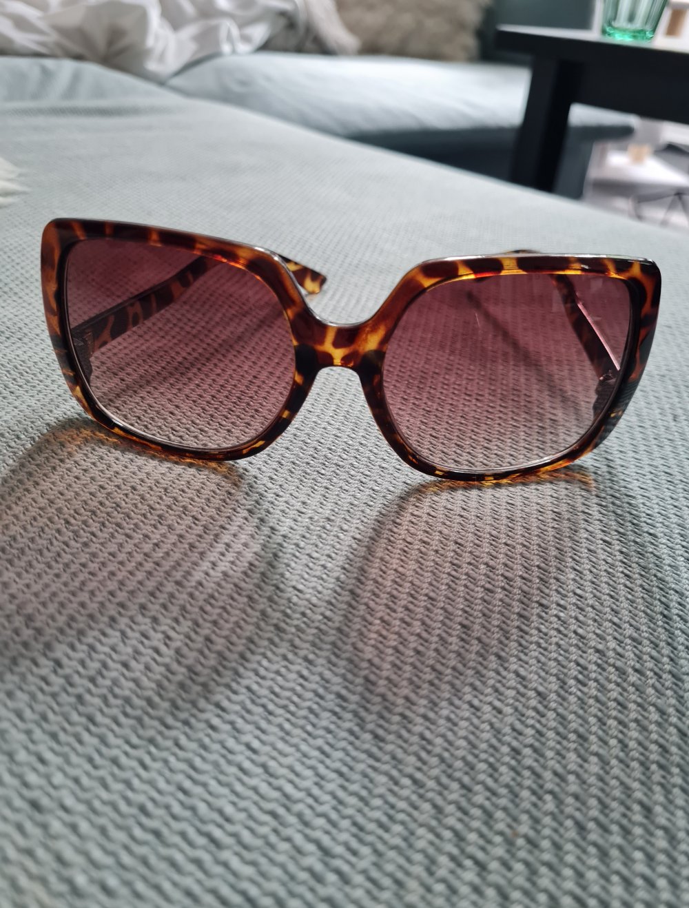 Große Sonnenbrille braun