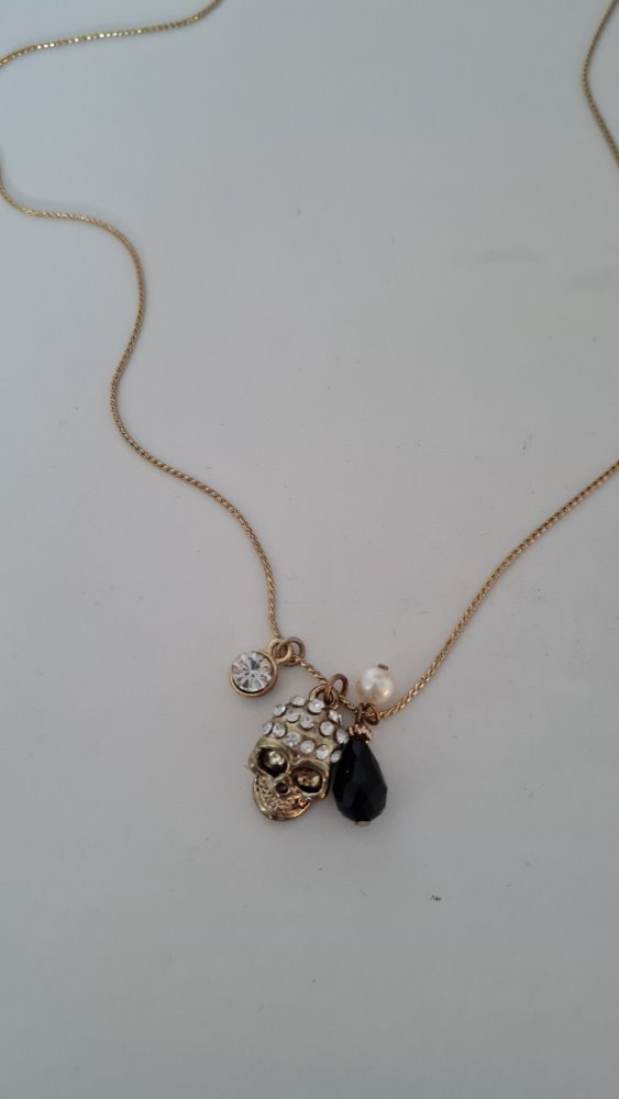 Lange goldene Kette mit Totenkopf-Anhänger
