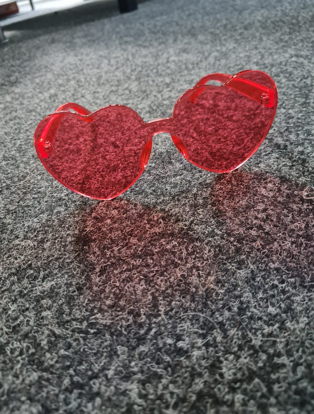 Rote Herzsonnenbrille Neu