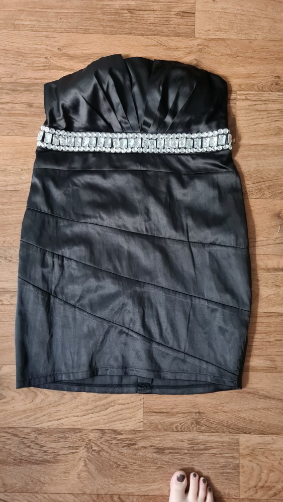 Schwarzes trägerloses Kleid 