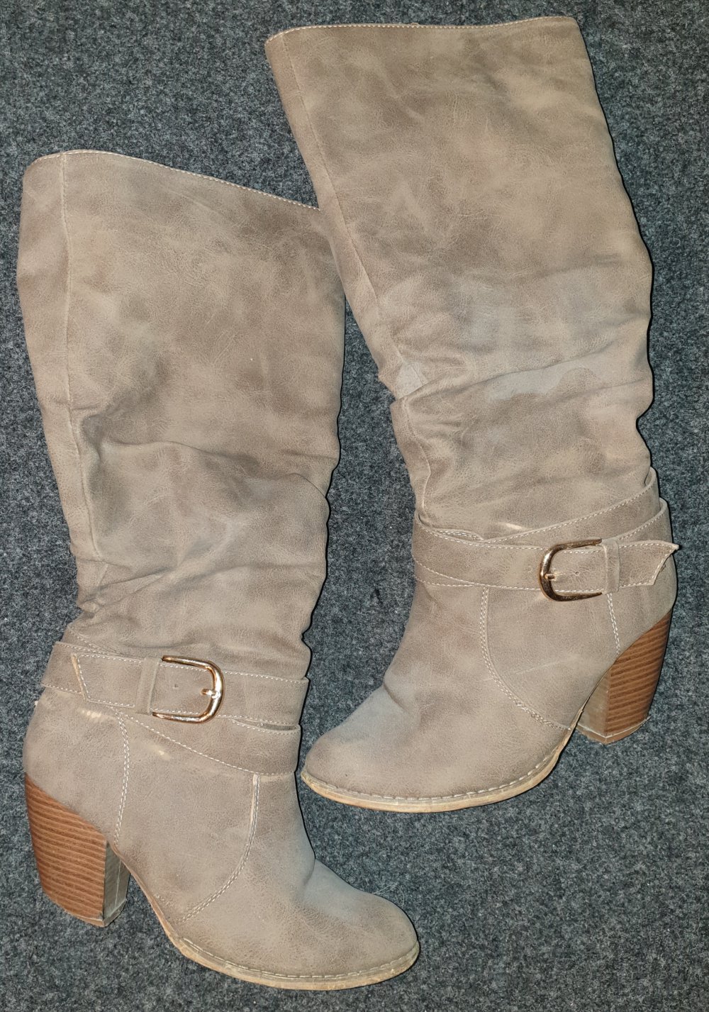 Beige Stiefel mit Absatz 