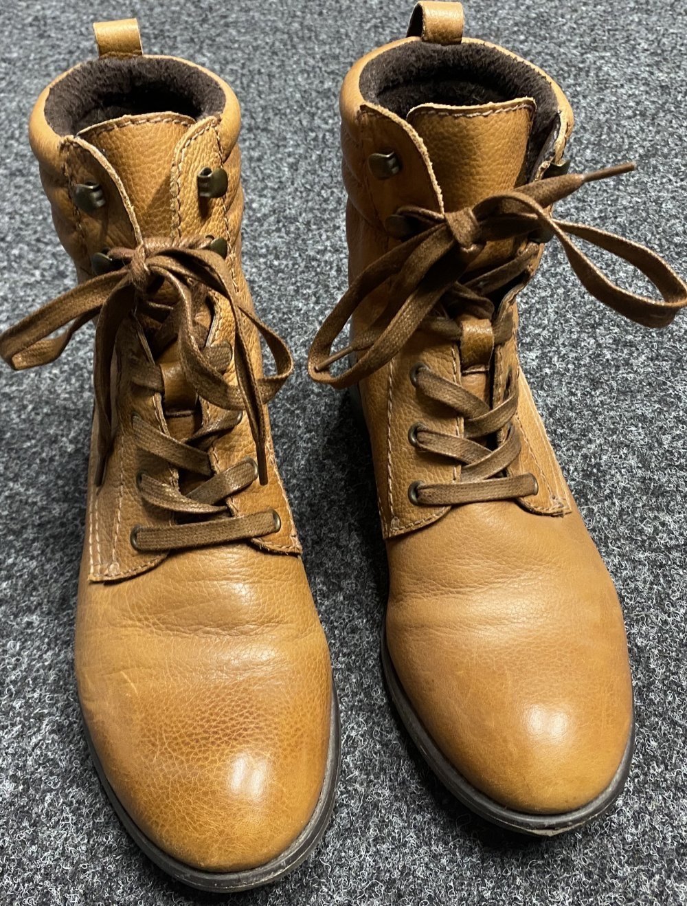 Braune Schnürboots