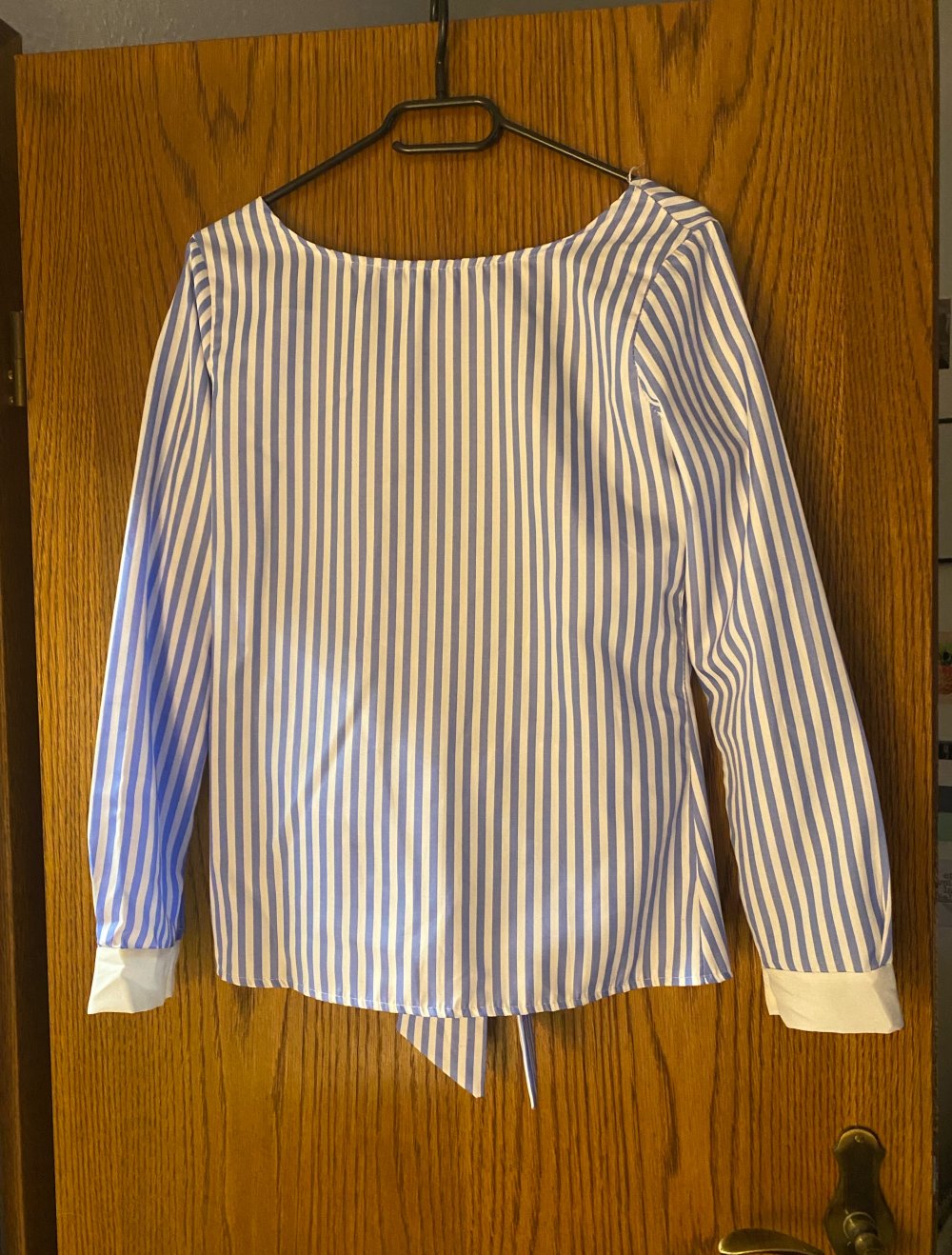 Blau weiß gestreifte Bluse mit Rückenausschnitt