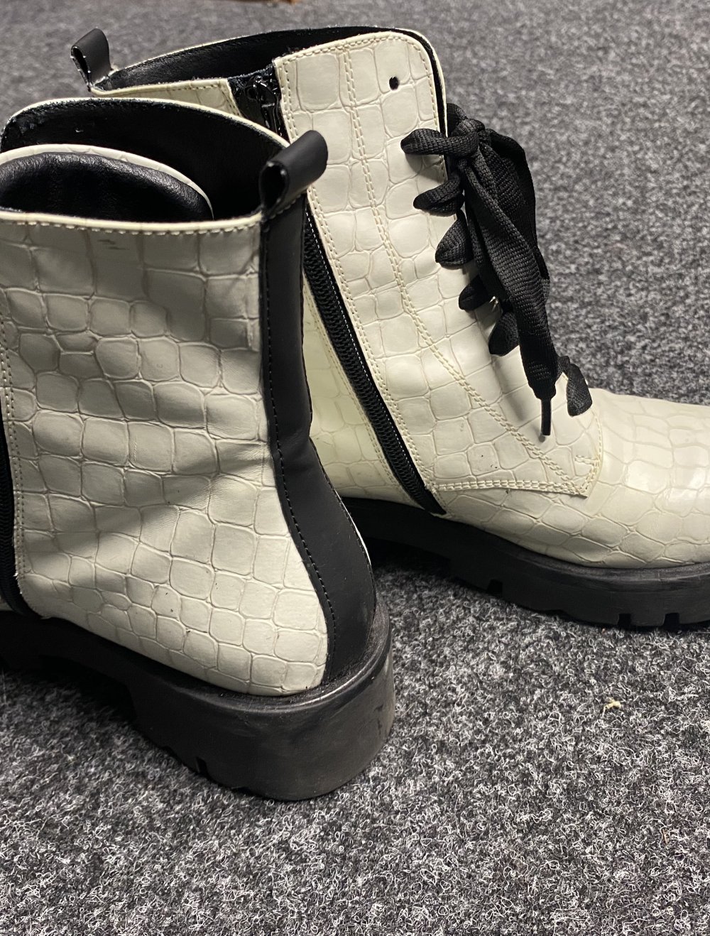Weiße Boots mit Snakeprint