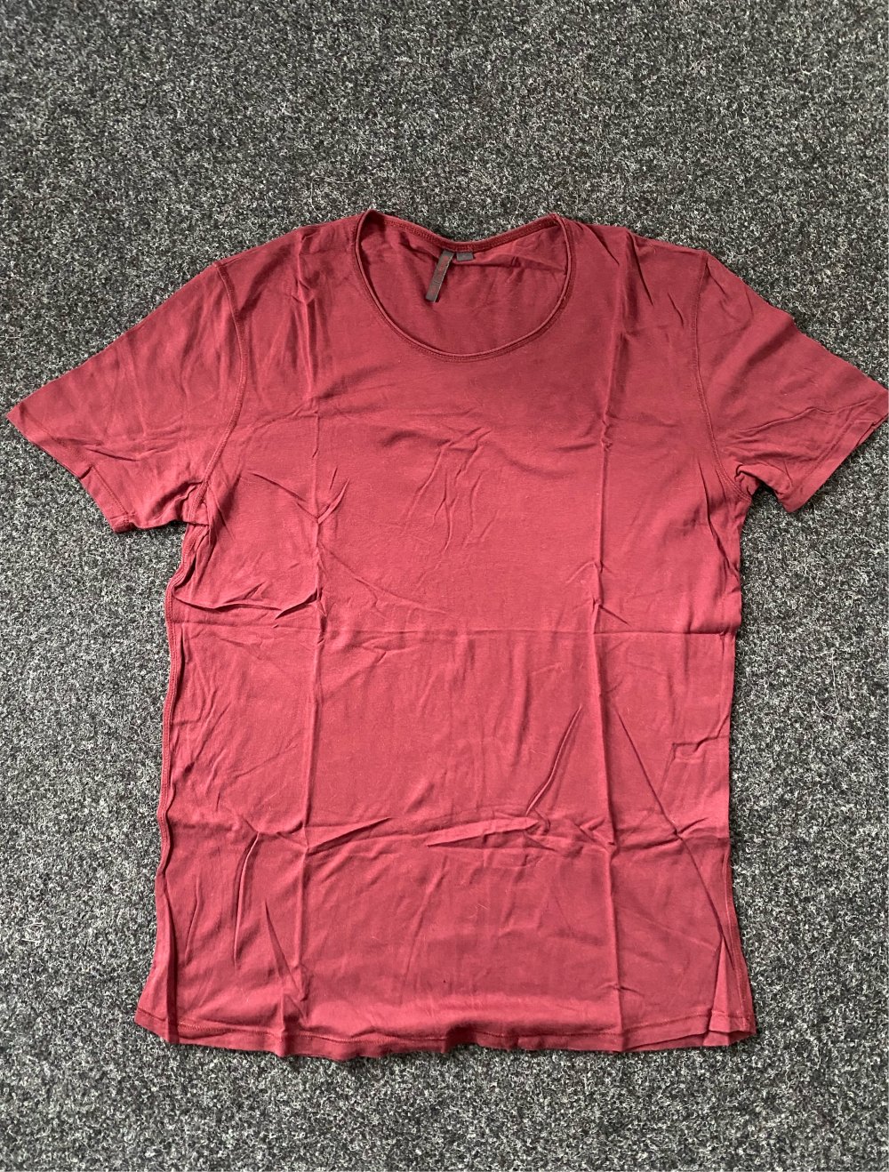 Weinrotes T-Shirt