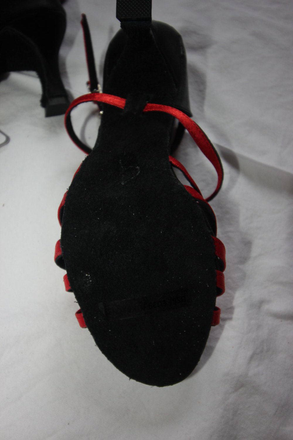 Rot-schwarze Tanzschuhe mit Wildledersohle