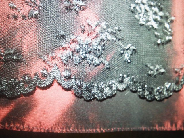 Rotes Cocktailkleid mit schwarzer Spitze