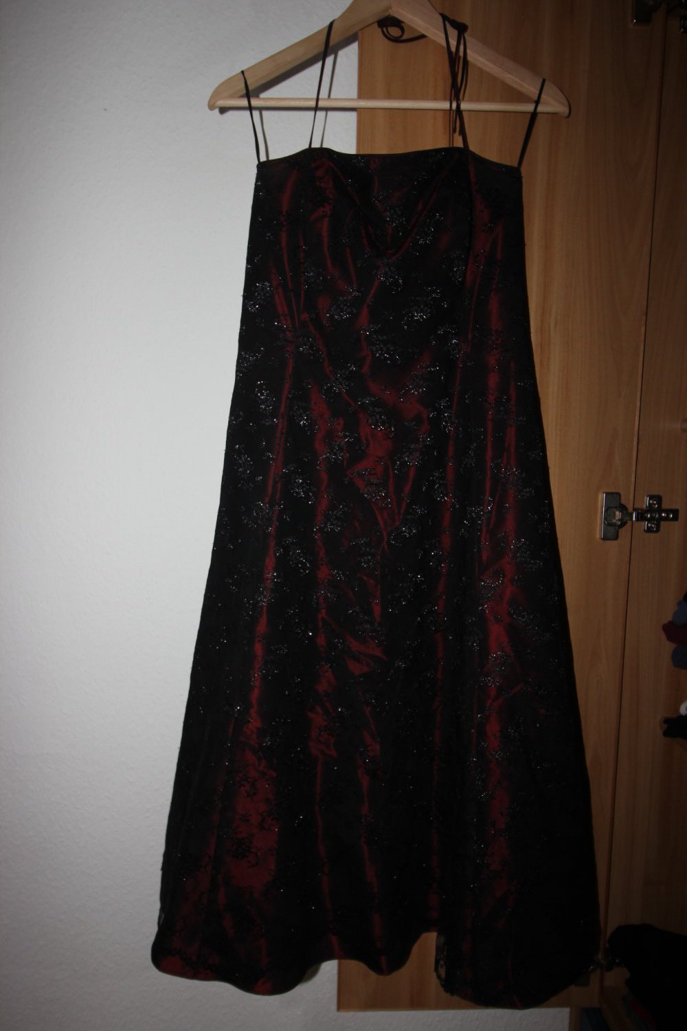 Rotes Cocktailkleid mit schwarzer Spitze