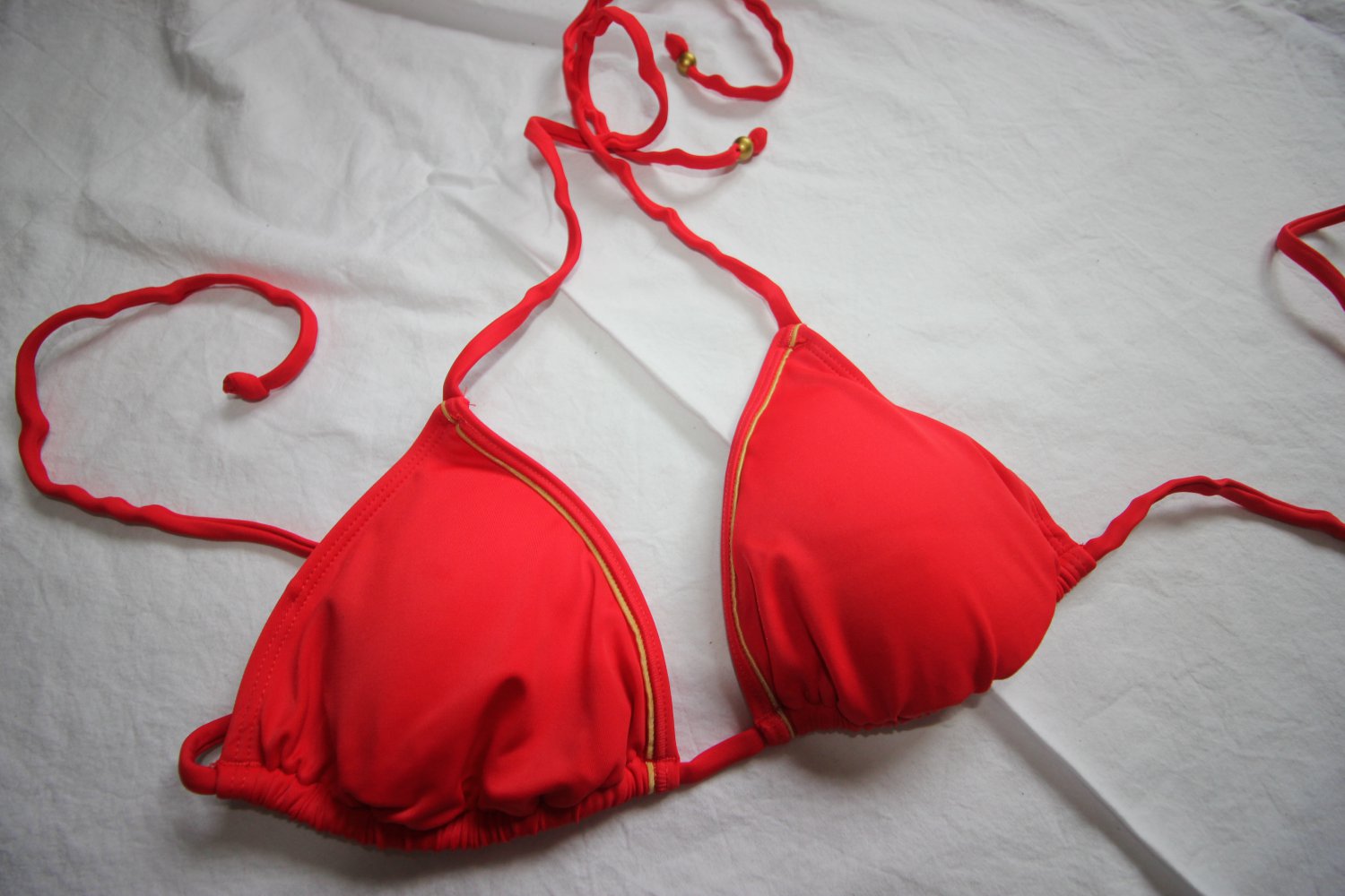 Rotes Bikinioberteil