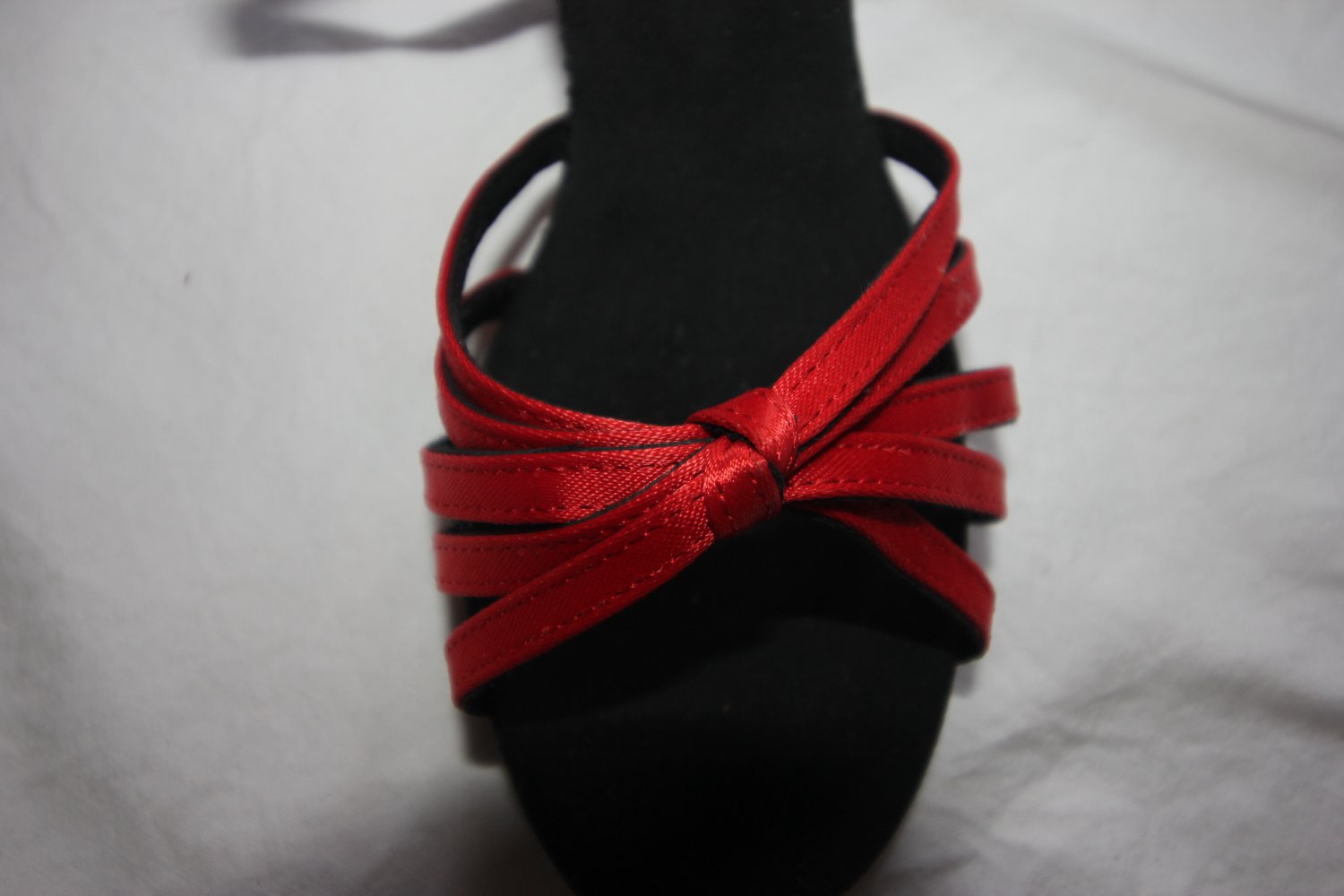 Rot-schwarze Tanzschuhe mit Wildledersohle