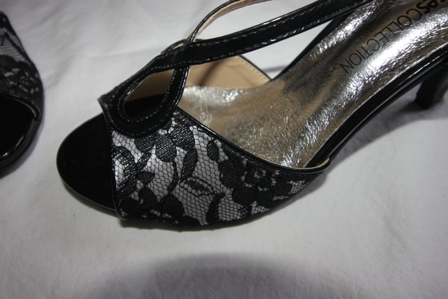 Schicke Schuhe mit schwarzer Spitze