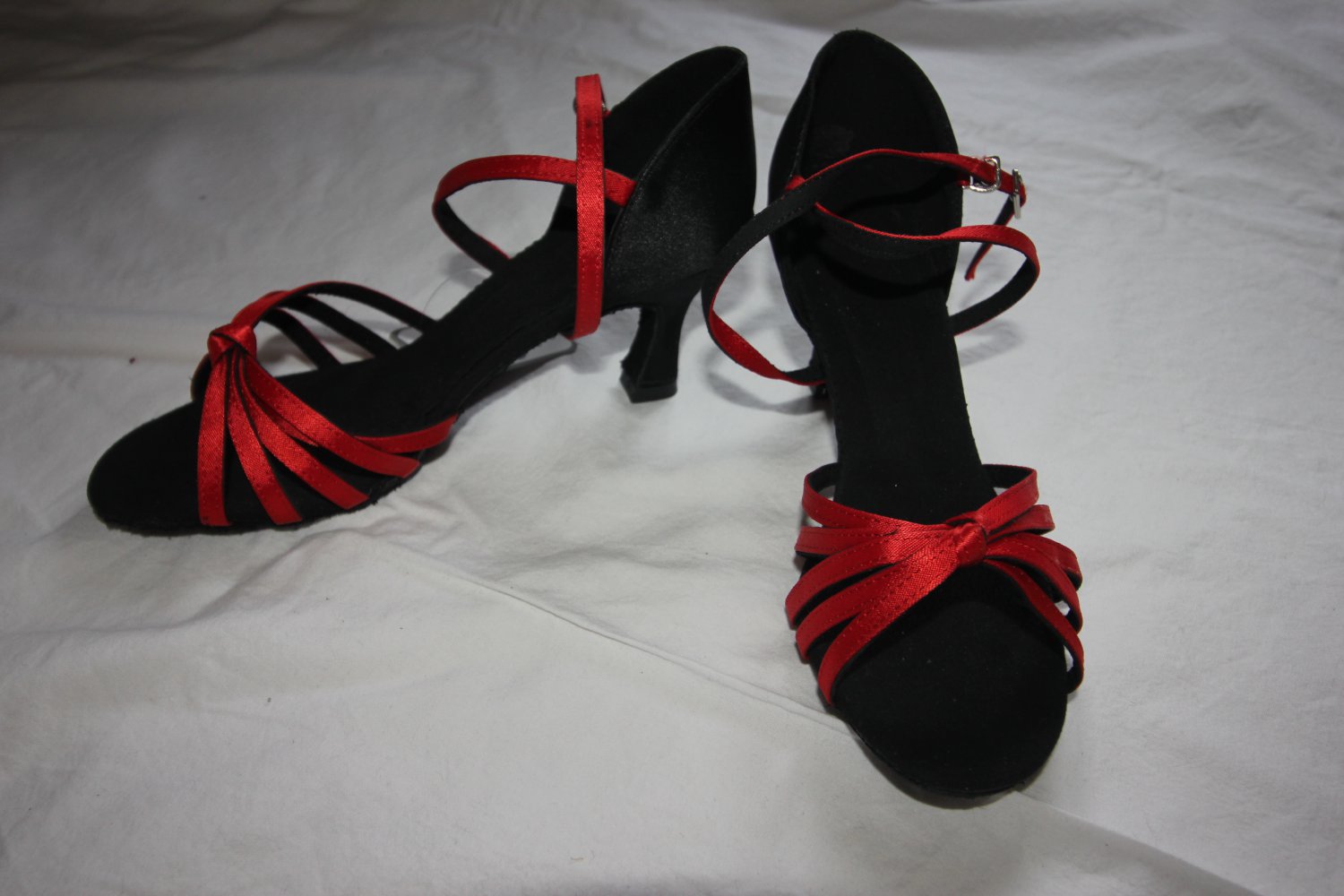 Rot-schwarze Tanzschuhe mit Wildledersohle