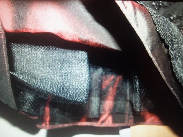 Rotes Cocktailkleid mit schwarzer Spitze