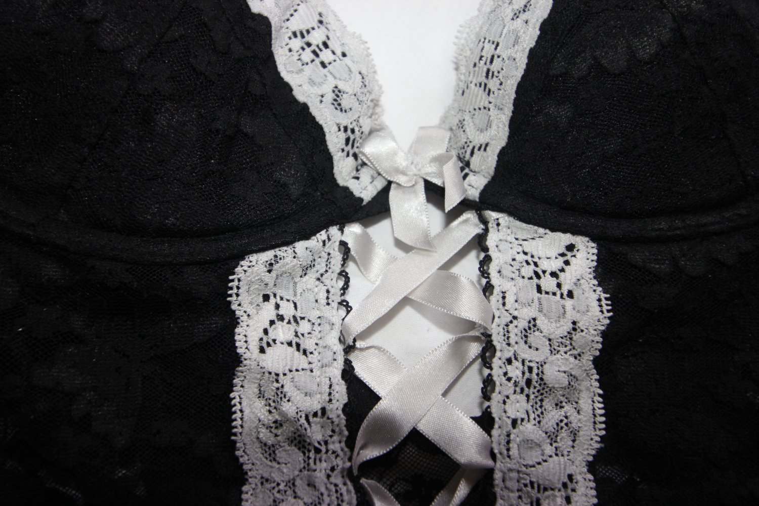 Negligé aus Schmetterlingsspitze