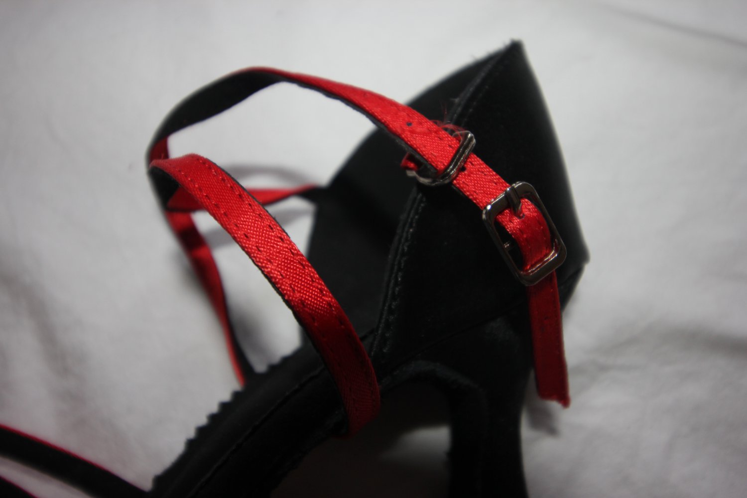 Rot-schwarze Tanzschuhe mit Wildledersohle