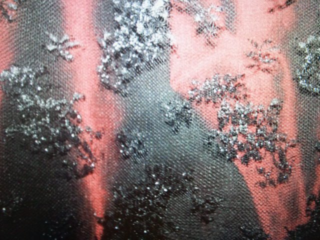 Rotes Cocktailkleid mit schwarzer Spitze