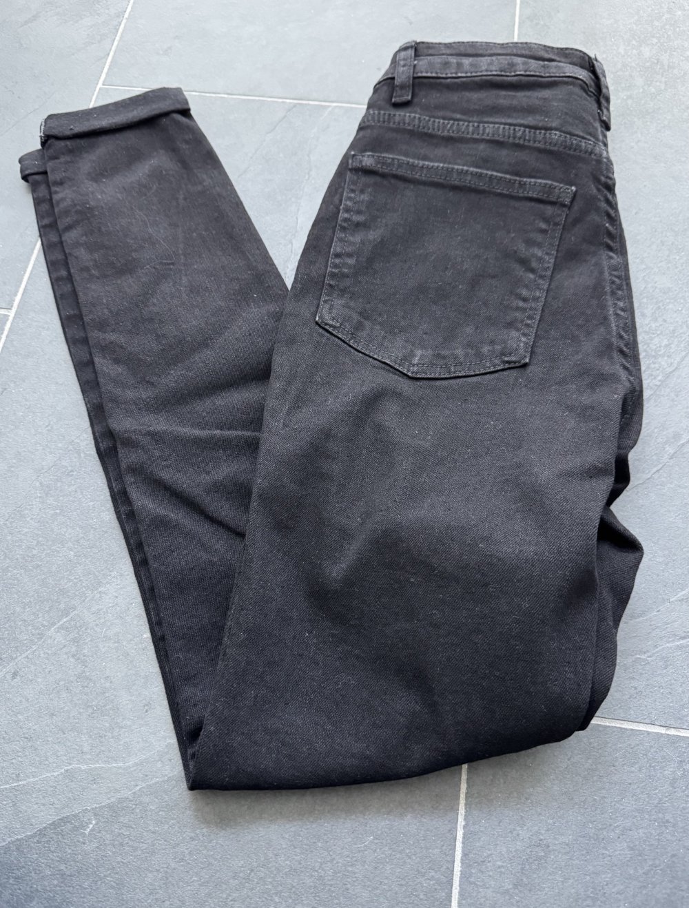 Schwarze Röhrenjeans