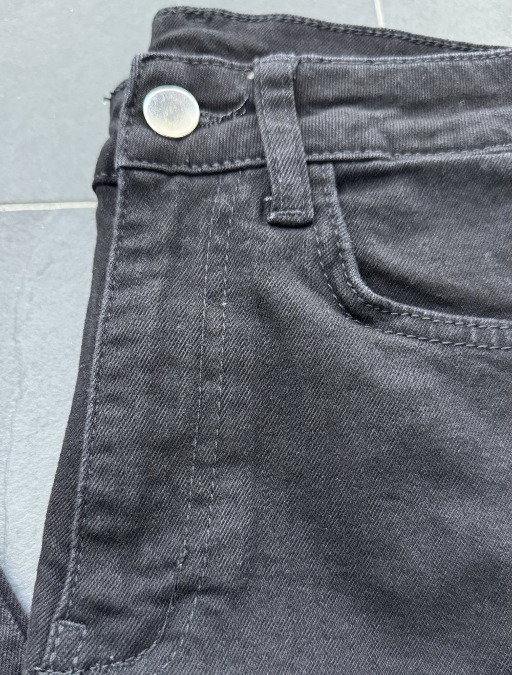 Schwarze Röhrenjeans