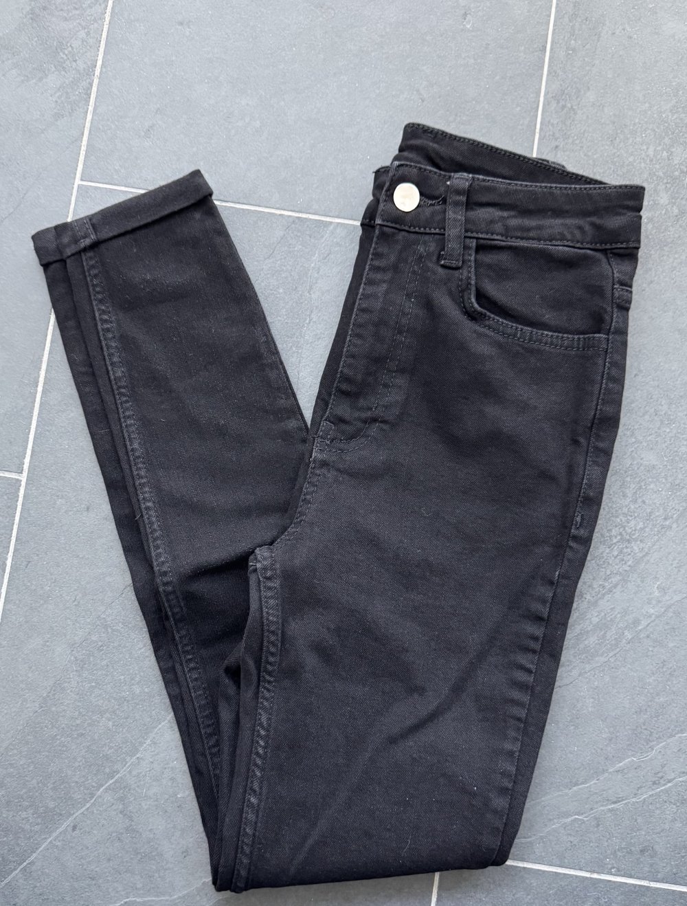 Schwarze Röhrenjeans