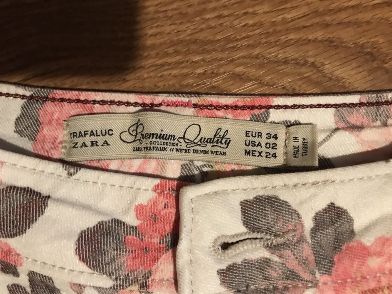 Hotpants Shorts weiß mit rosa/pink Blumen von Zara, Größe 34