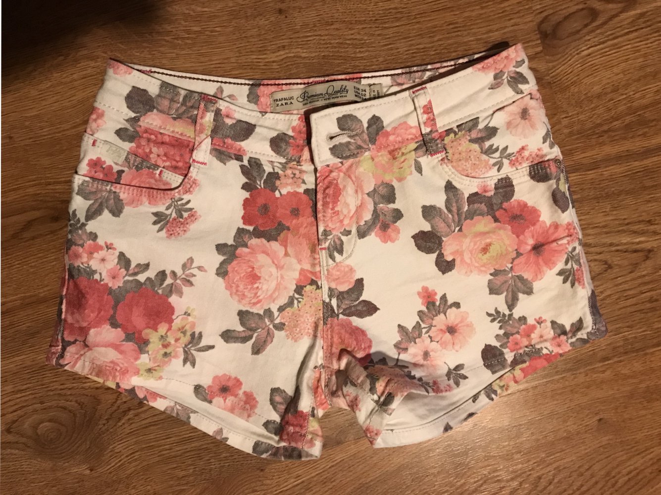 Hotpants Shorts weiß mit rosa/pink Blumen von Zara, Größe 34