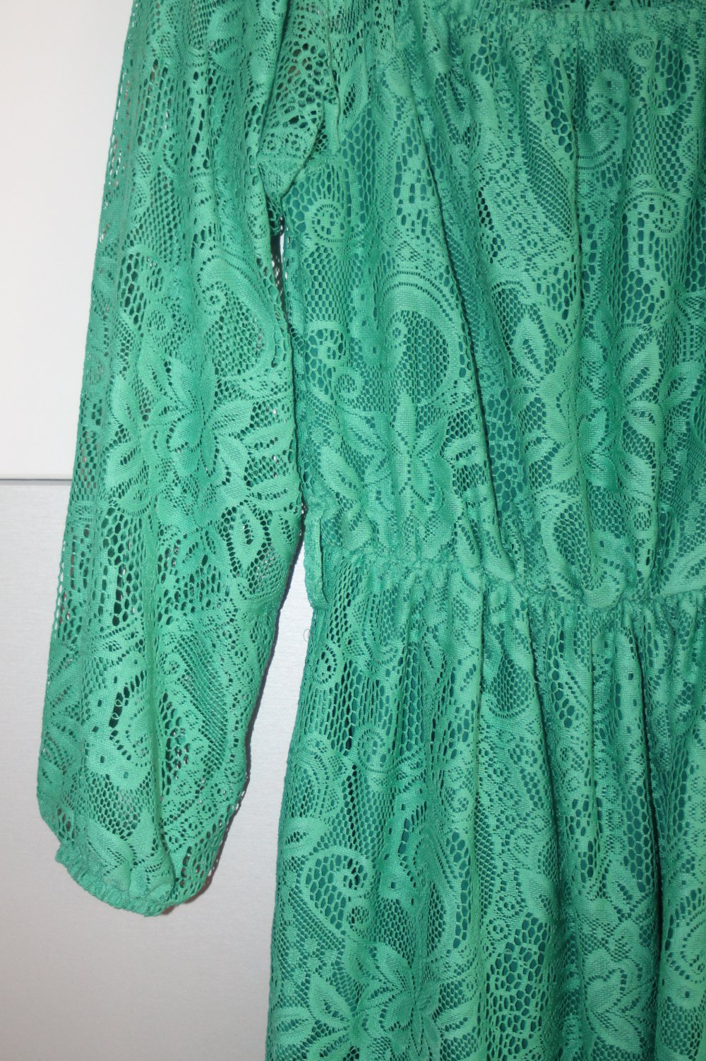 schönes Kleid mit Spitze in petrol