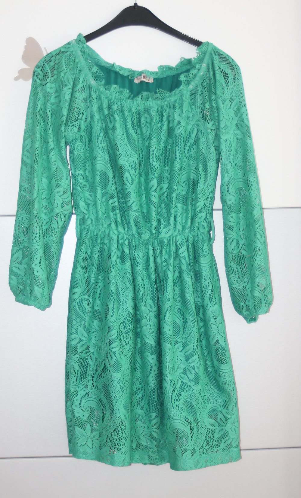 schönes Kleid mit Spitze in petrol