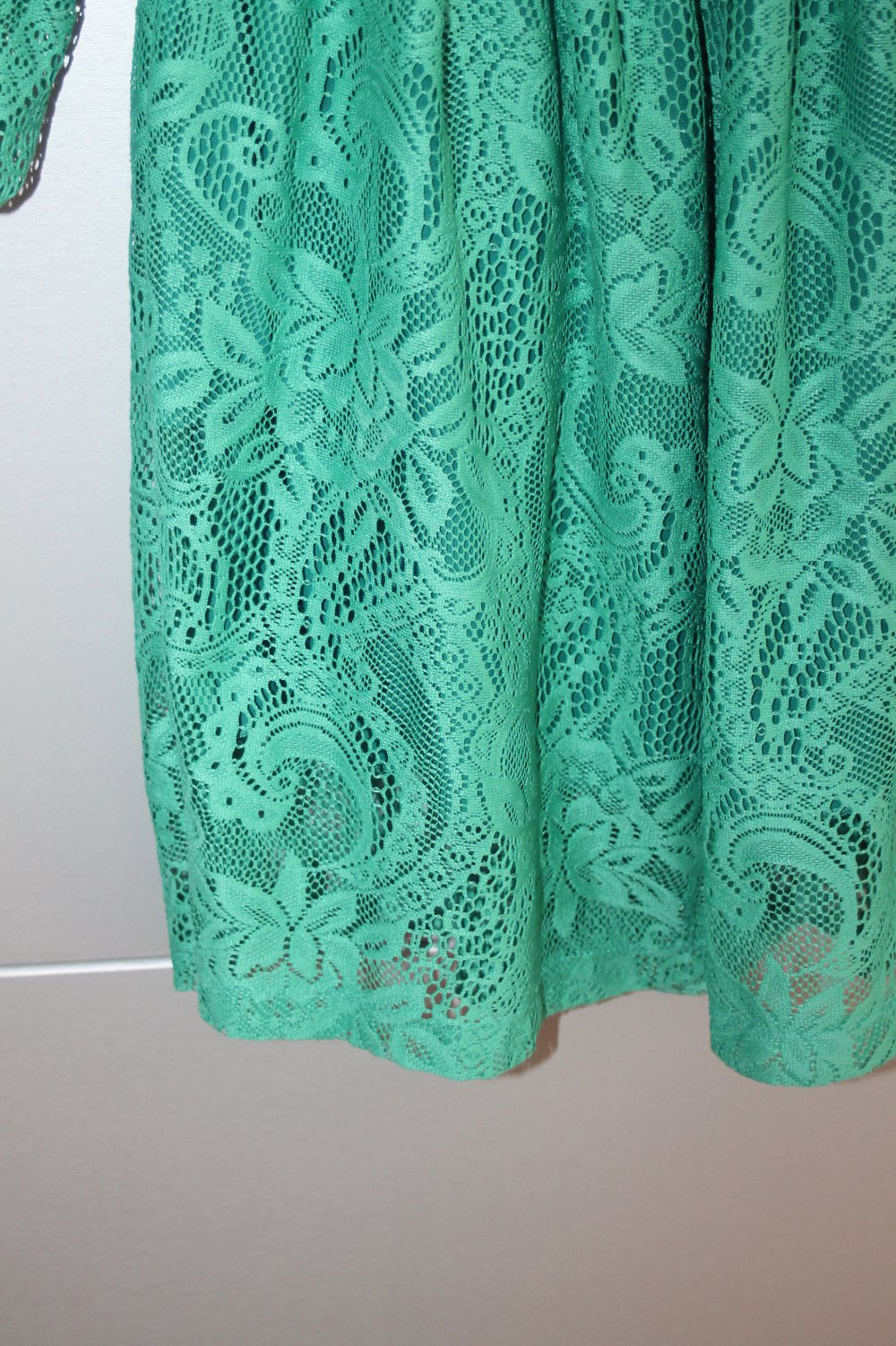 schönes Kleid mit Spitze in petrol