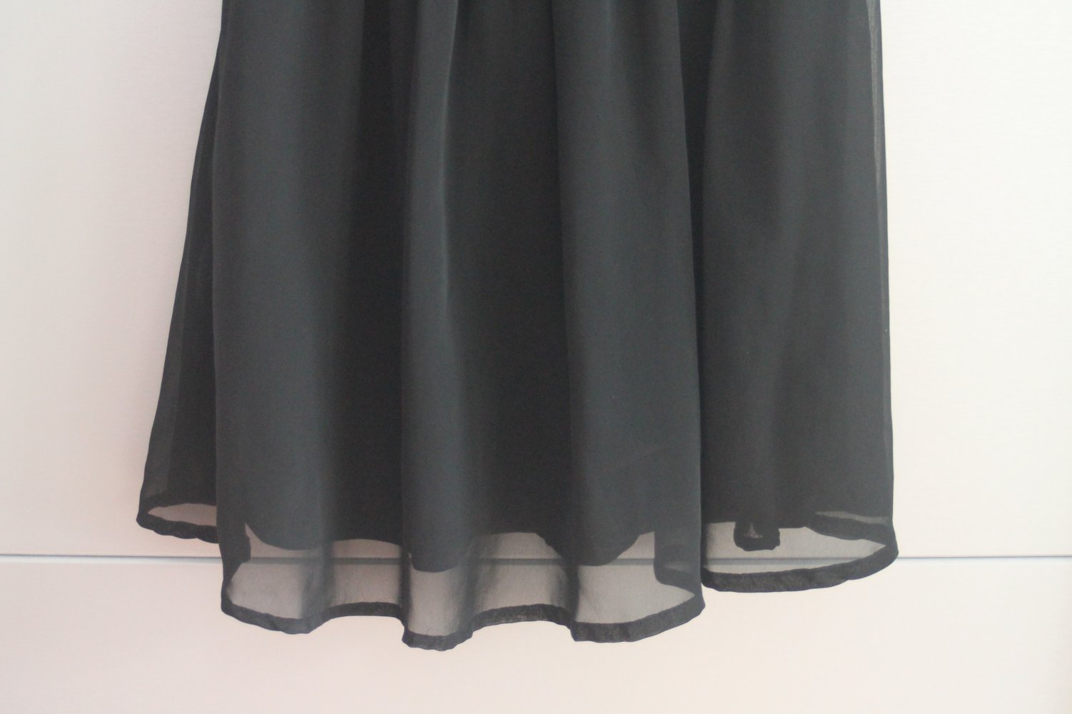 tolles, luftiges Sommerkleid / Kleid in schwarz mit tollen Perlen