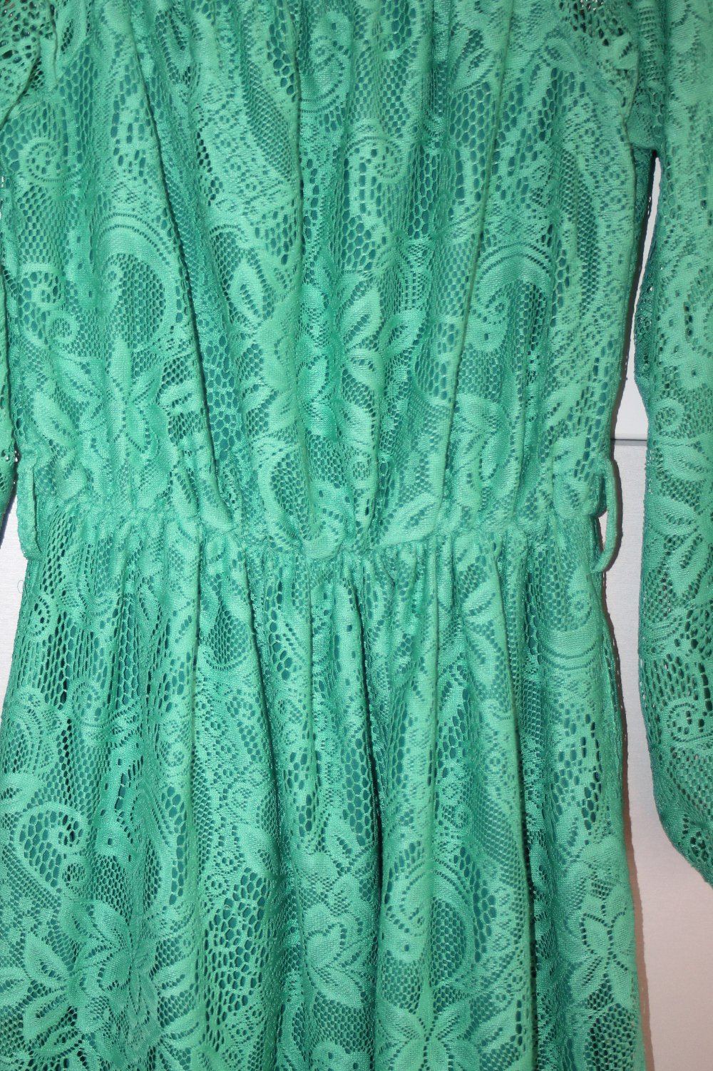 schönes Kleid mit Spitze in petrol