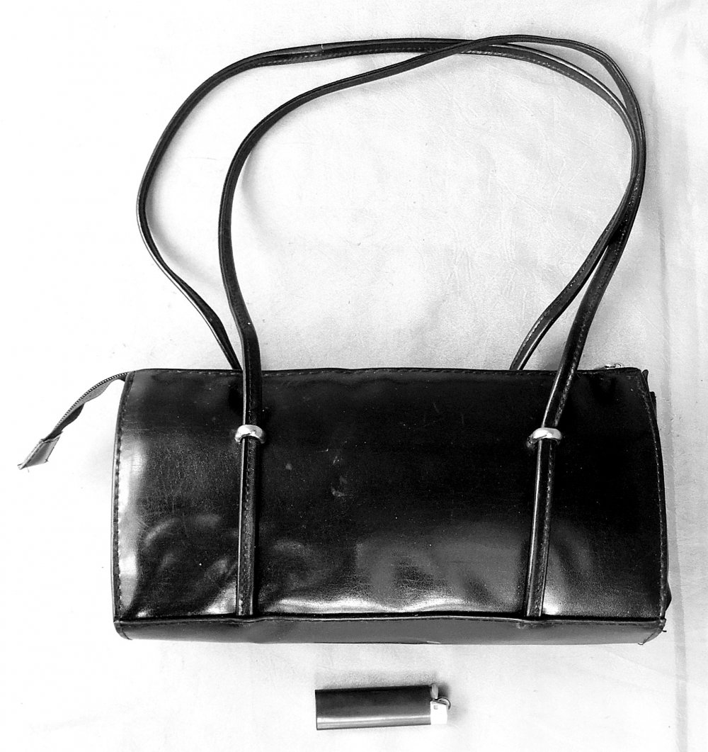 Damen-Tasche / Handtasche schwarz  -  Aus Kunstleder  -  Mit Reißverschluß.