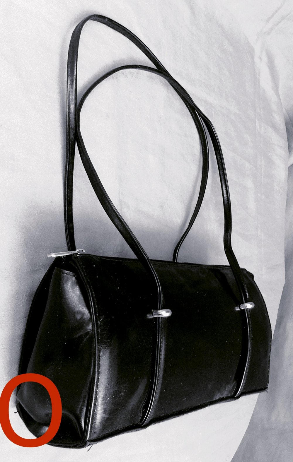 Damen-Tasche / Handtasche schwarz  -  Aus Kunstleder  -  Mit Reißverschluß.