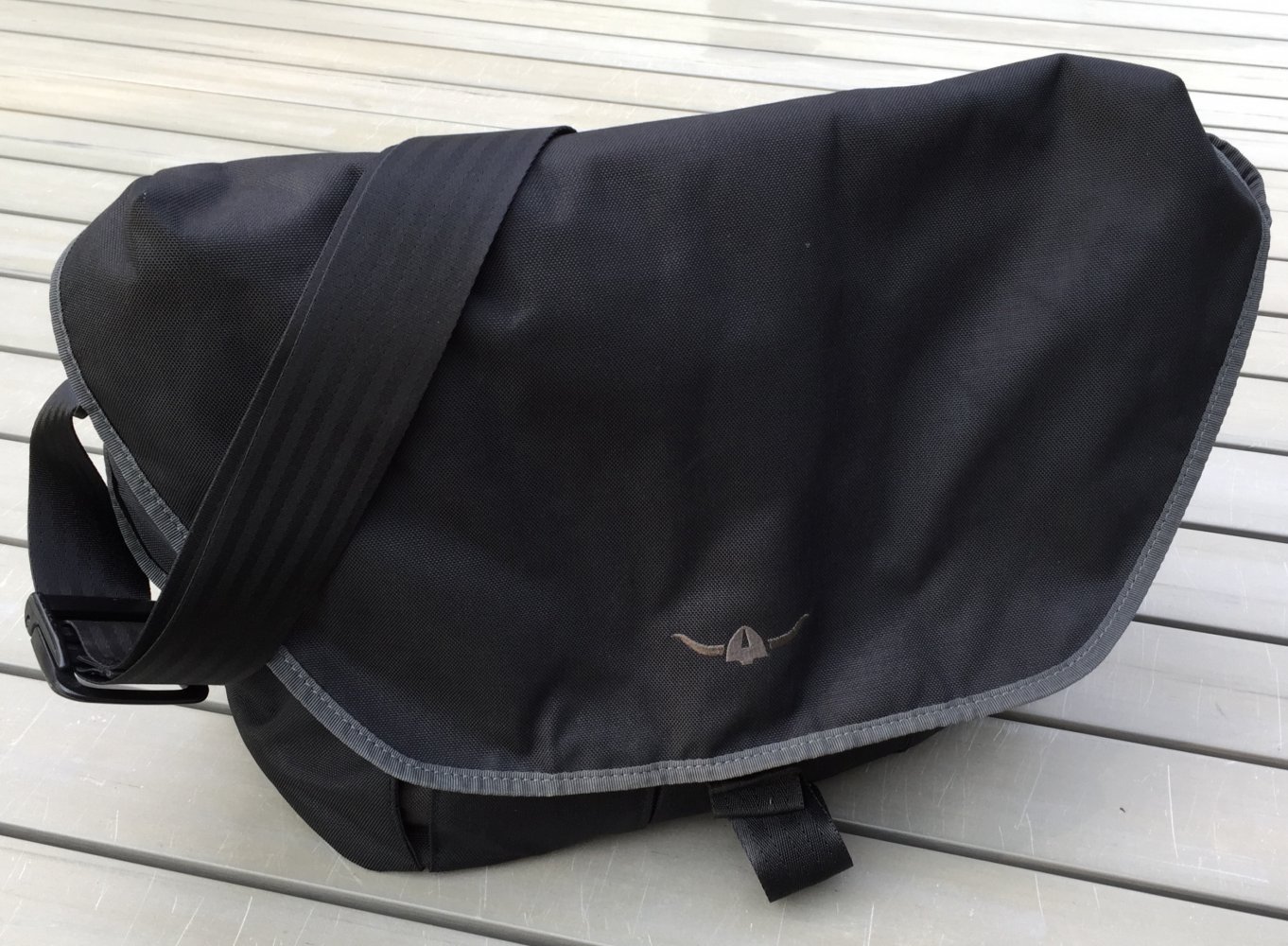 KAIKKIALLA Kluuvi M schwarz MESSENGER BAG Laptoptasche