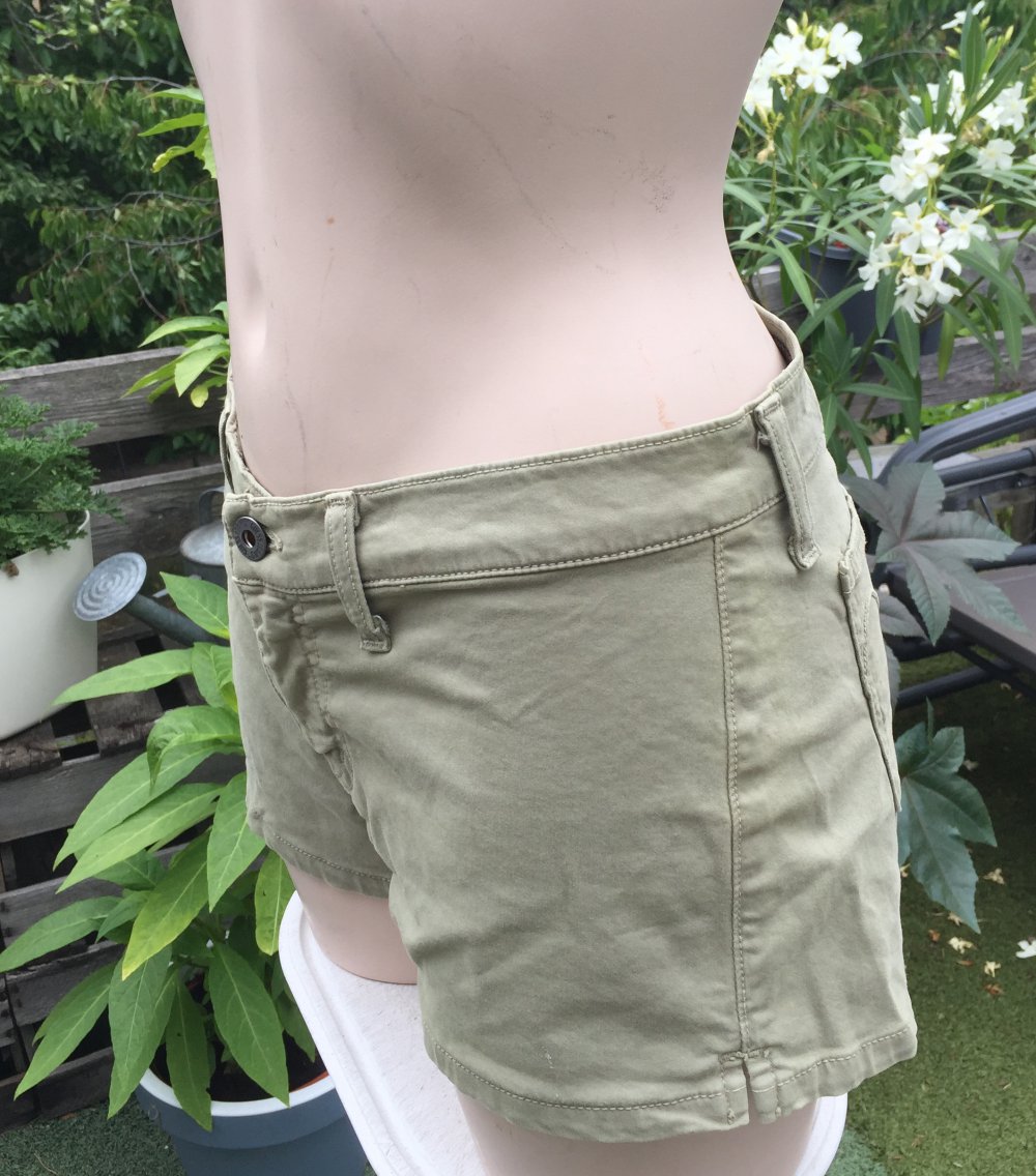 GUESS Shorts HOTPANTS khaki olive Gr. 27