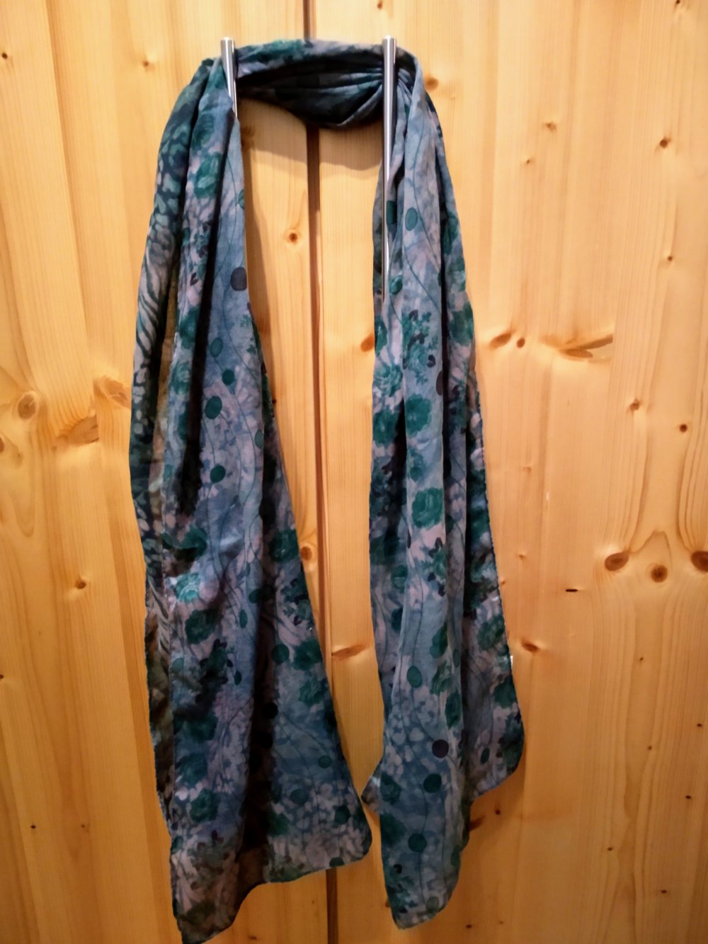 Leichter Schal mit beidseitigem verschiedenen Muster