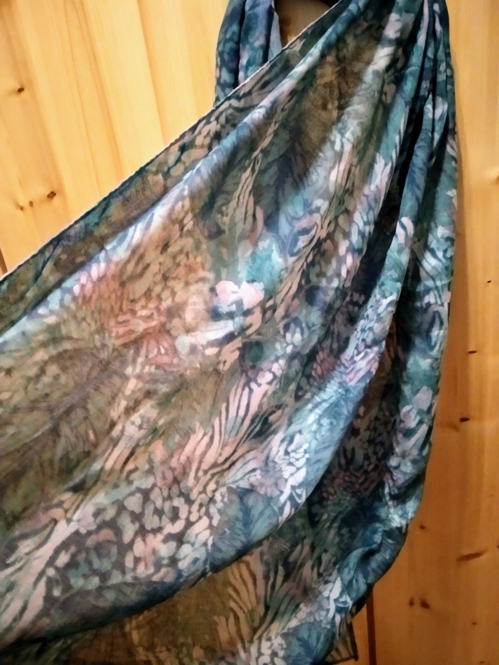 Leichter Schal mit beidseitigem verschiedenen Muster