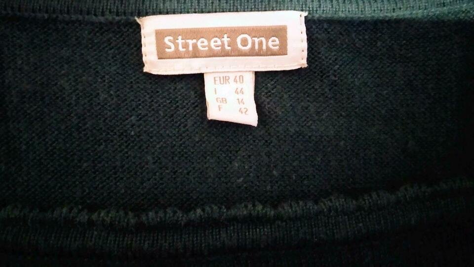 Pullunder mit Lochmuster