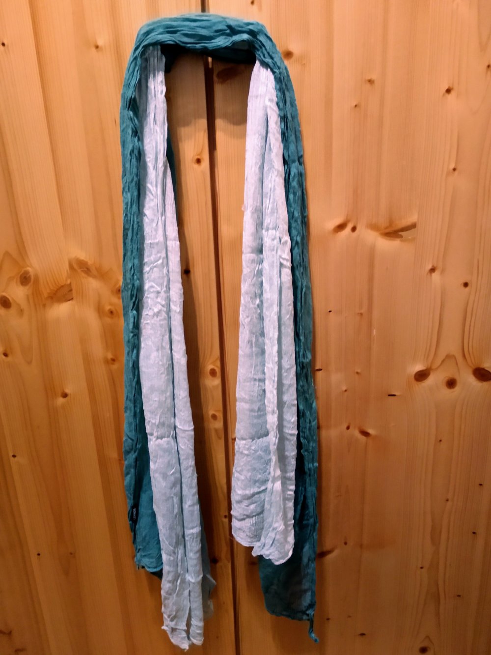 Leichter Schal mit Farbverlauf