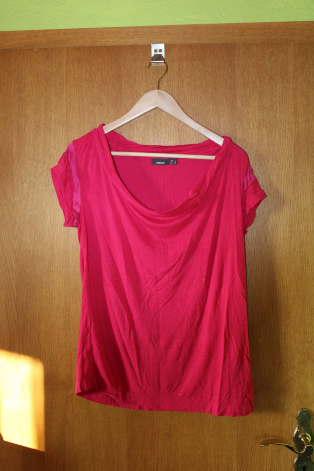 T-Shirt in kräftigem pink