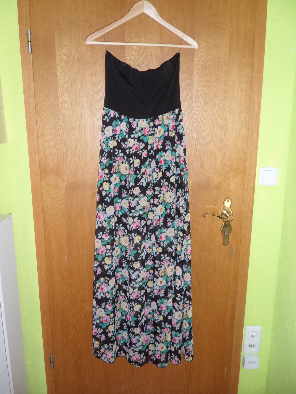 Langes Kleid mit Blumen