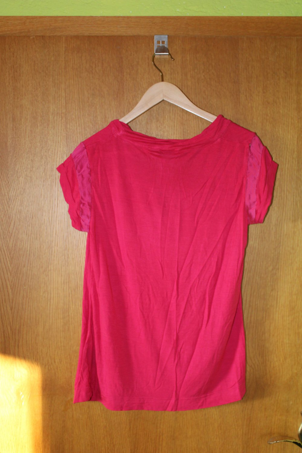 T-Shirt in kräftigem pink